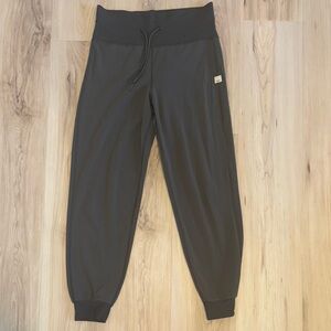 Vuori Women’s “Daily Jogger” in Oregano- Small